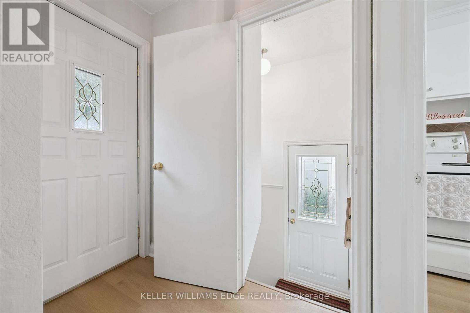 202 Alderbrae Avenue, Toronto, Ontario  M8W 4K5 - Photo 6 - W12476488