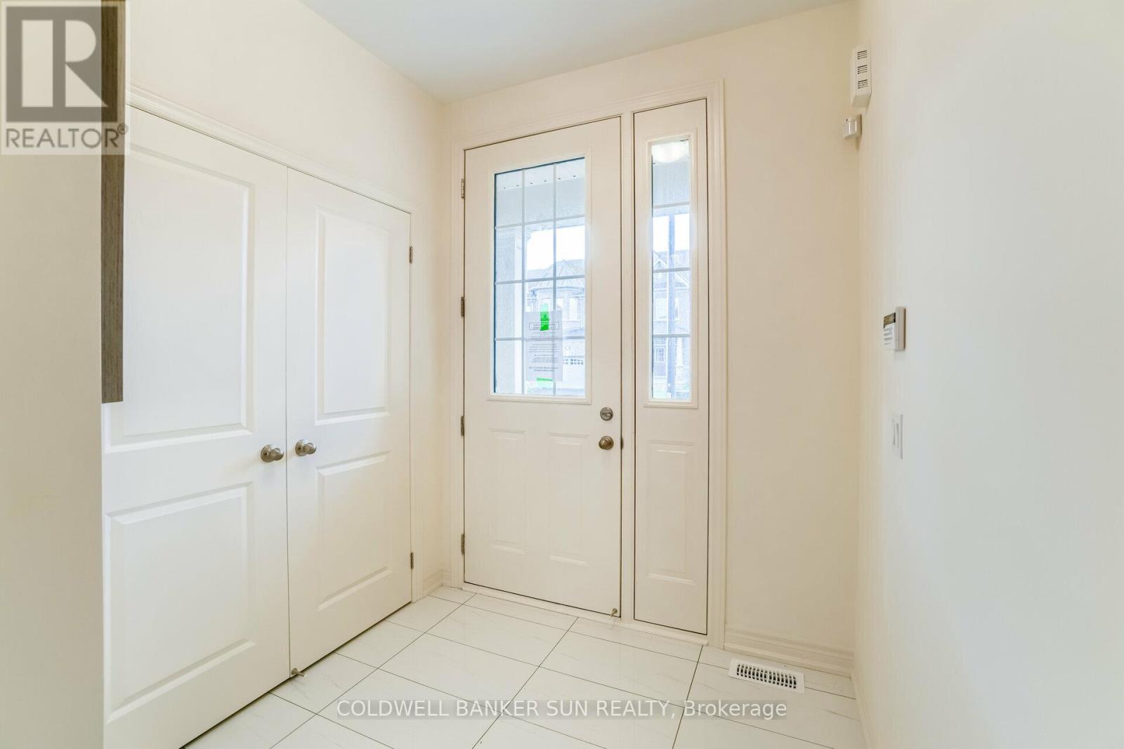 28 Benhurst Crescent, Brampton, Ontario  L7A 5A2 - Photo 4 - W12476490