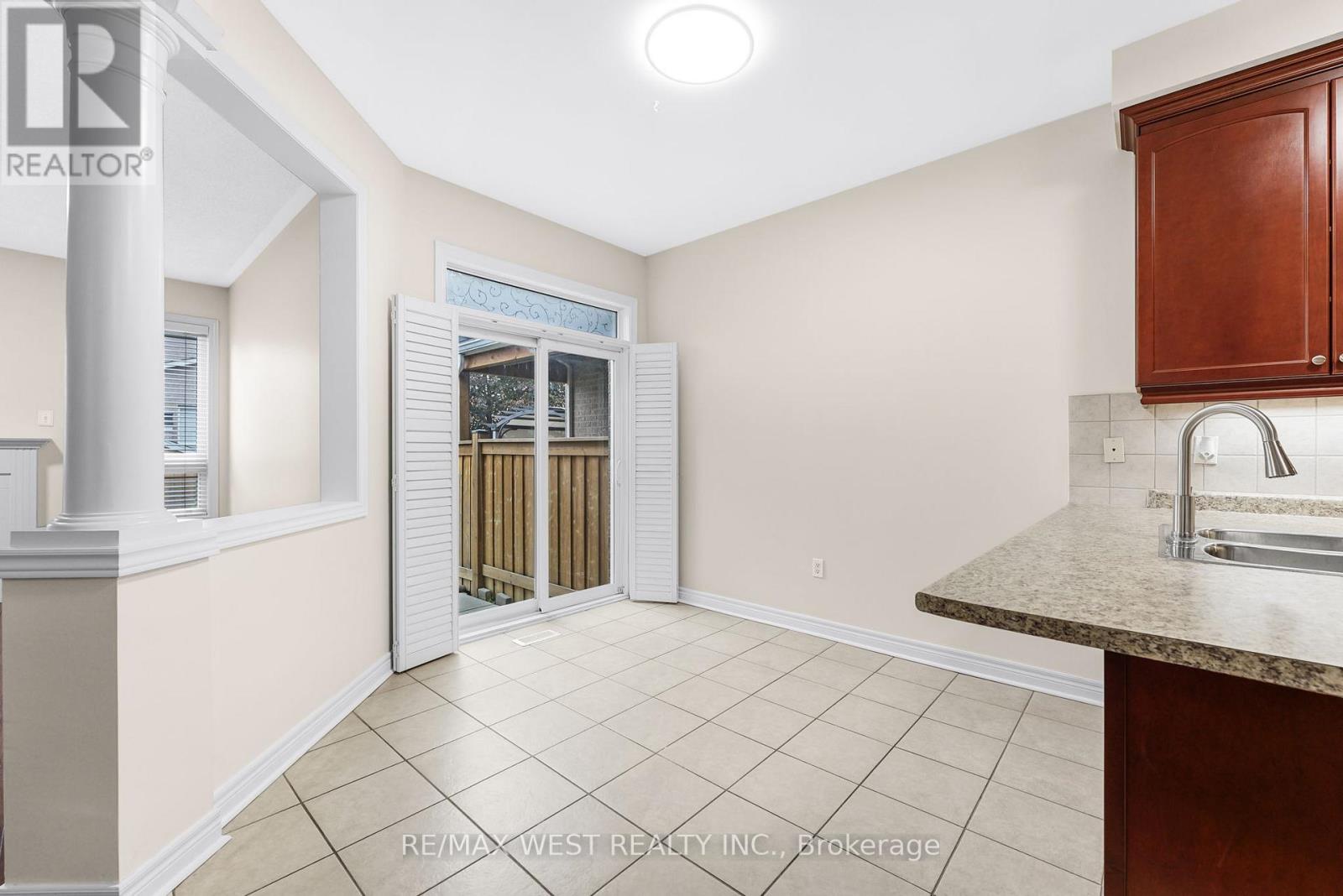102 Everingham Circle, Brampton, Ontario  L6R 0R9 - Photo 4 - W12476525