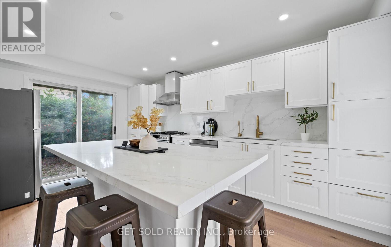 36 Shalom Crescent, Toronto, Ontario  M9V 4J4 - Photo 6 - W12476533