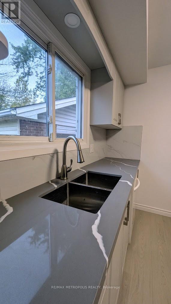 83 Longwood Drive, Waterloo, Ontario  N2L 4B6 - Photo 10 - X12476456