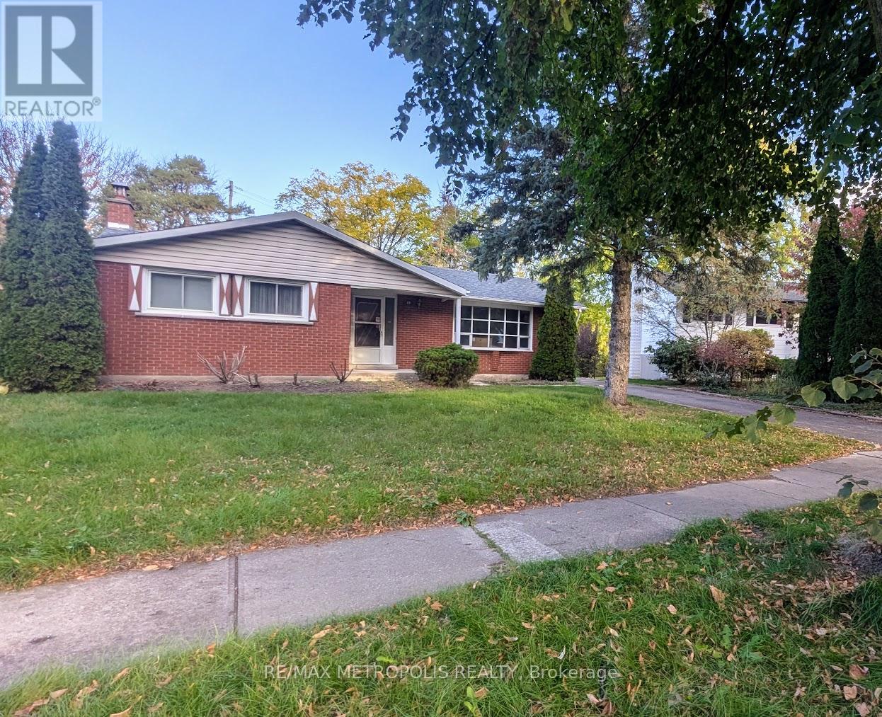 83 Longwood Drive, Waterloo, Ontario  N2L 4B6 - Photo 2 - X12476456
