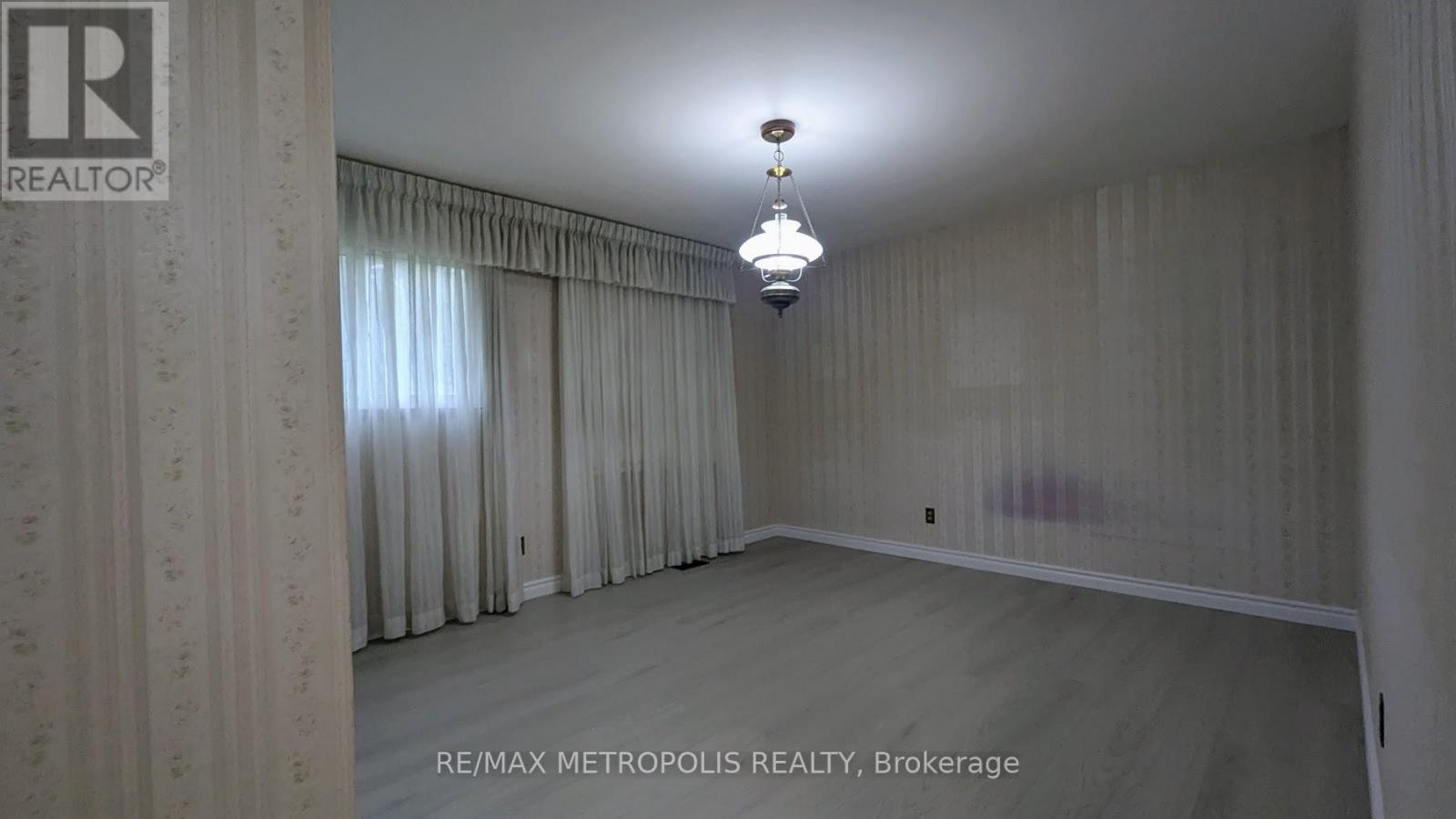 83 Longwood Drive, Waterloo, Ontario  N2L 4B6 - Photo 32 - X12476456