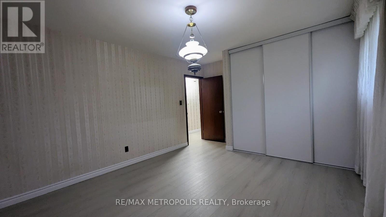 83 Longwood Drive, Waterloo, Ontario  N2L 4B6 - Photo 33 - X12476456