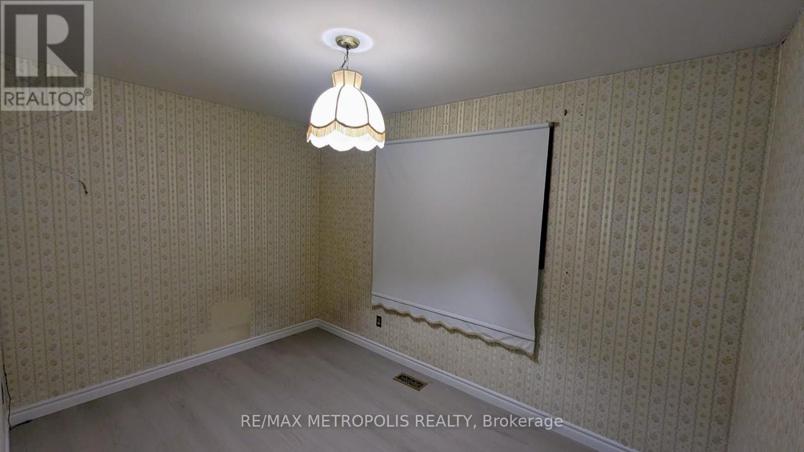 83 Longwood Drive, Waterloo, Ontario  N2L 4B6 - Photo 34 - X12476456