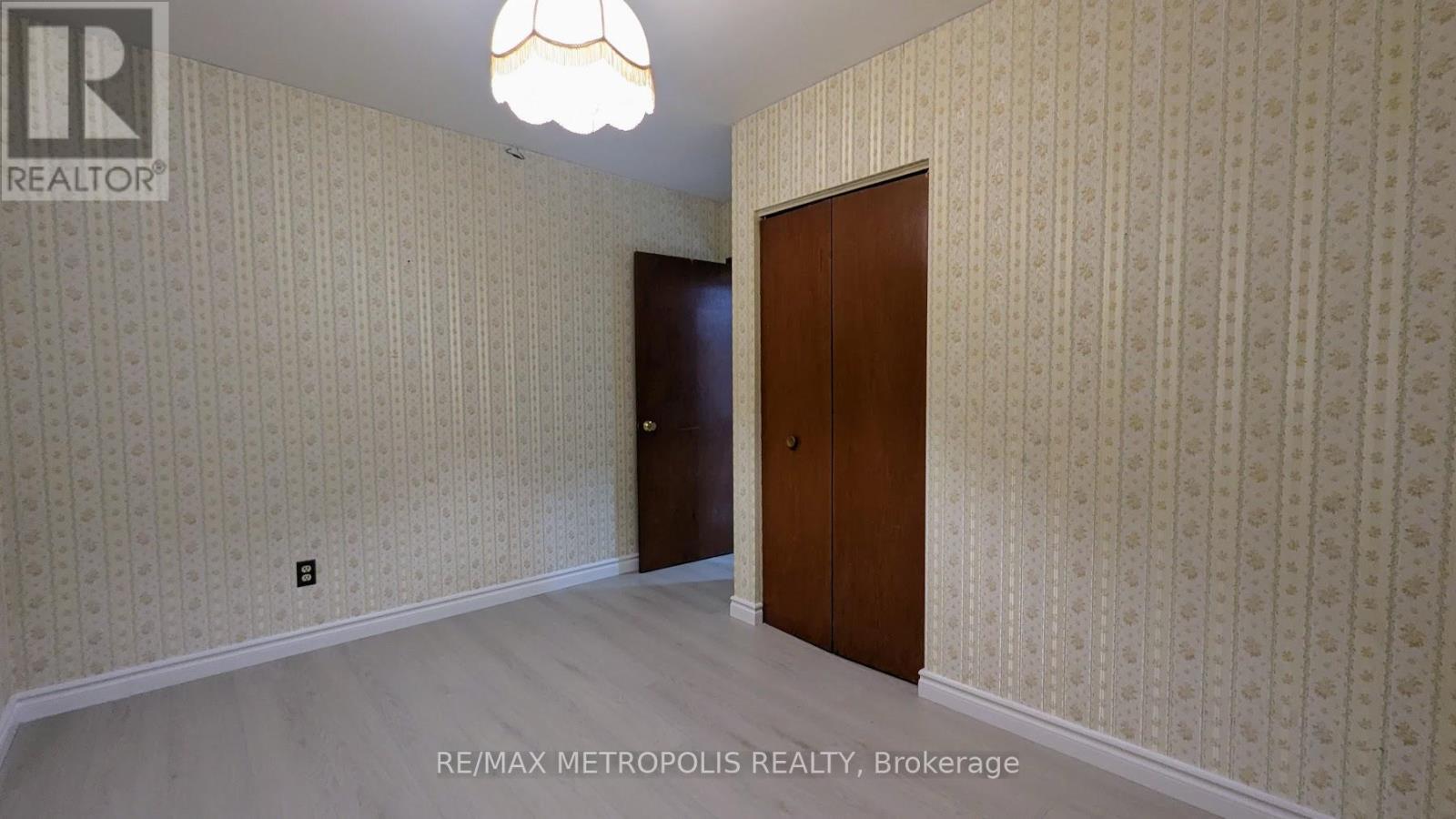 83 Longwood Drive, Waterloo, Ontario  N2L 4B6 - Photo 35 - X12476456