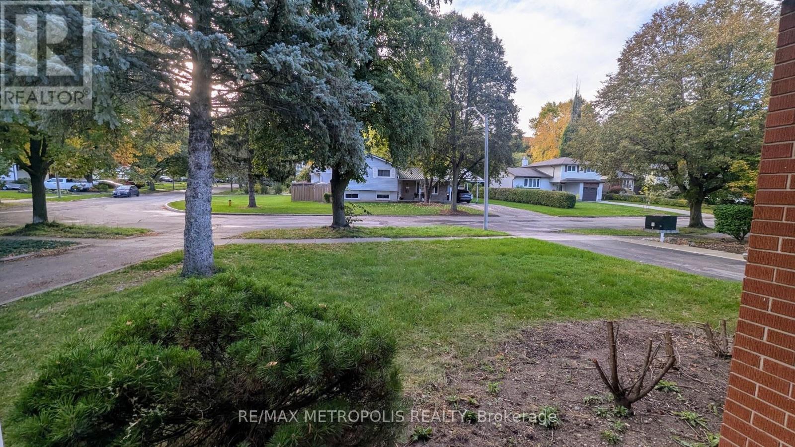 83 Longwood Drive, Waterloo, Ontario  N2L 4B6 - Photo 4 - X12476456
