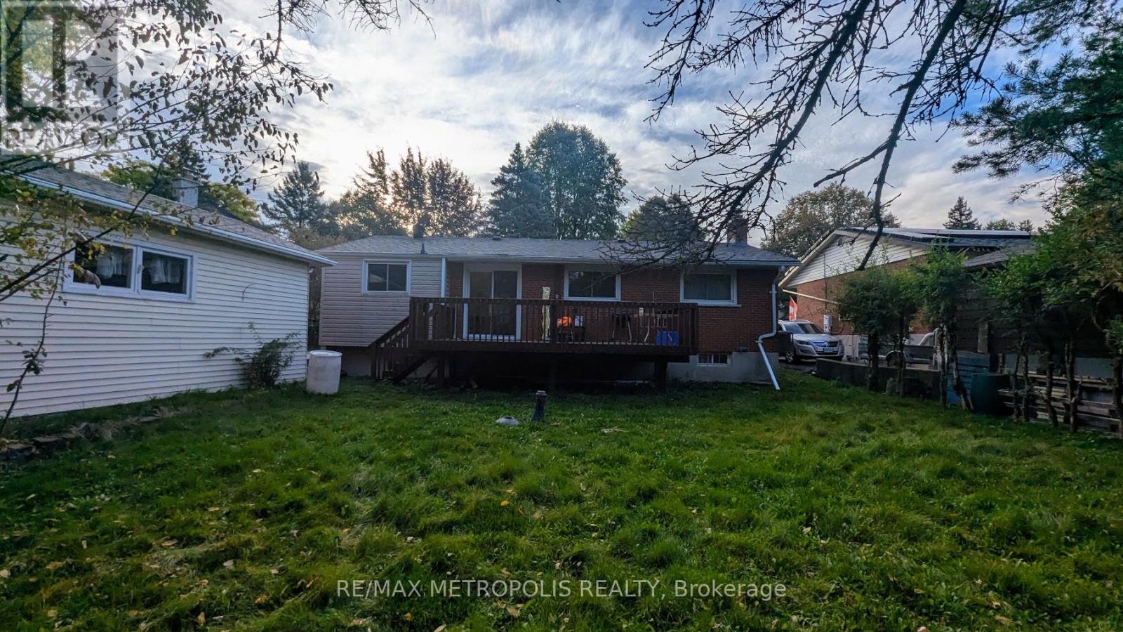 83 Longwood Drive, Waterloo, Ontario  N2L 4B6 - Photo 6 - X12476456