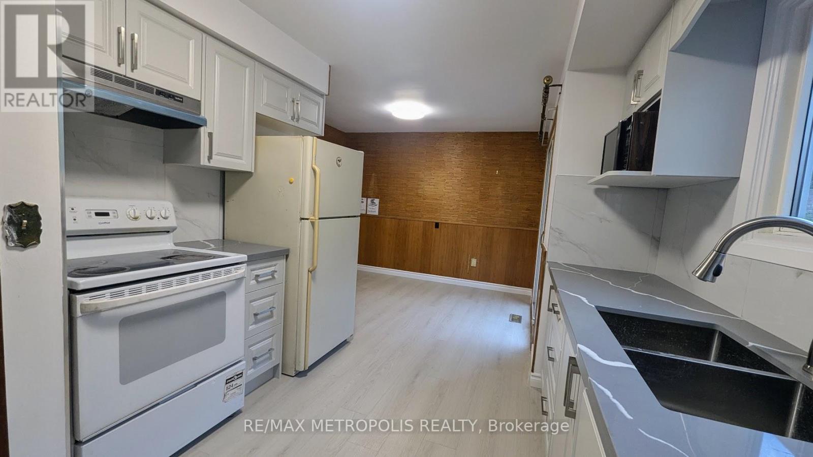 83 Longwood Drive, Waterloo, Ontario  N2L 4B6 - Photo 8 - X12476456
