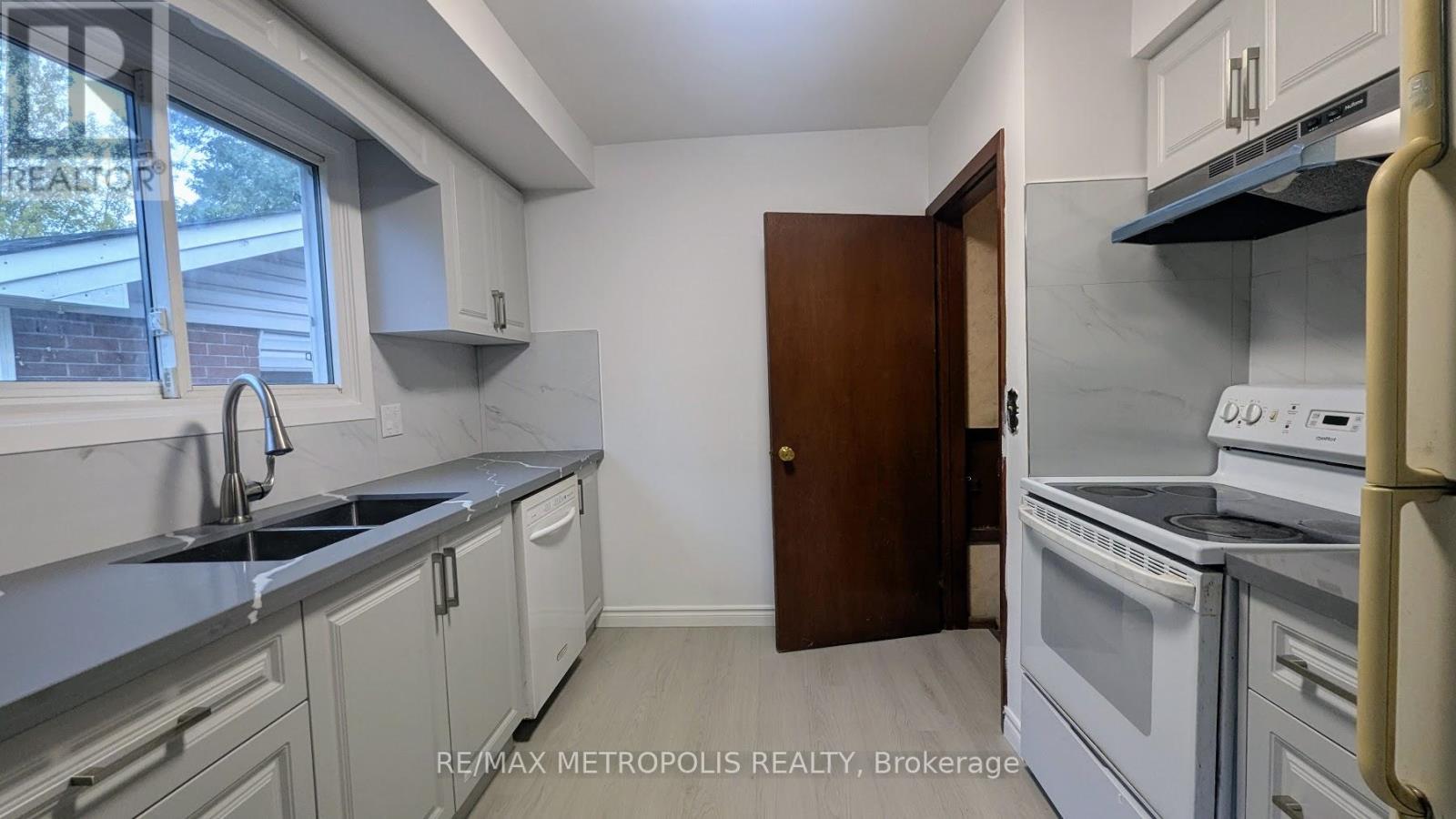 83 Longwood Drive, Waterloo, Ontario  N2L 4B6 - Photo 9 - X12476456