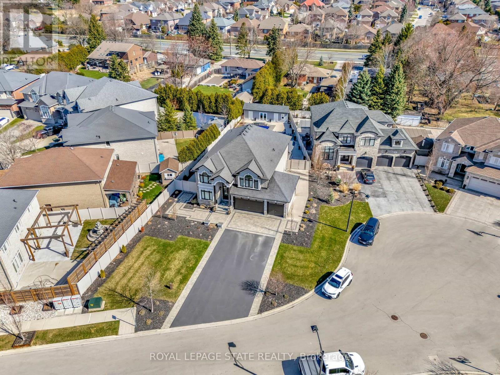 7 Bernini Court, Hamilton, Ontario  L9B 0C7 - Photo 2 - X12476466