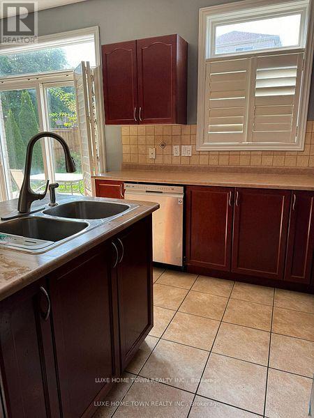 28 Lemonwood(Upper) Place, Cambridge, Ontario  N3C 4P5 - Photo 6 - X12476500