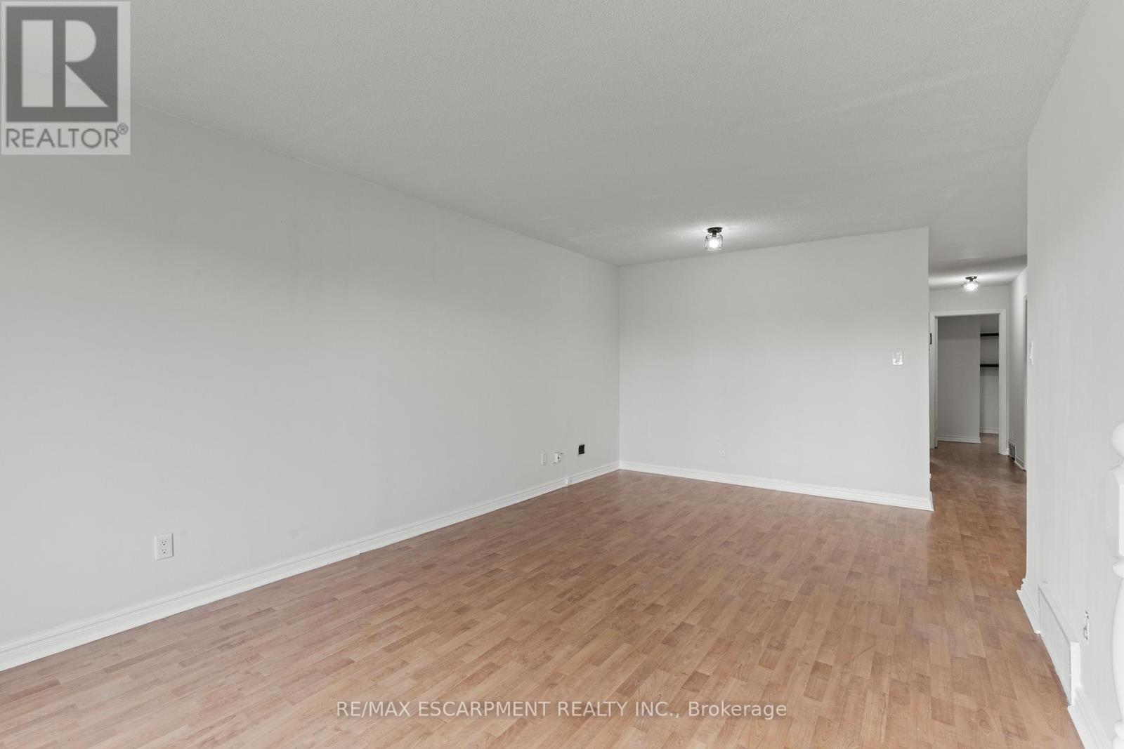 201 Ontario Street, Thorold, Ontario  L2V 1E3 - Photo 10 - X12476537