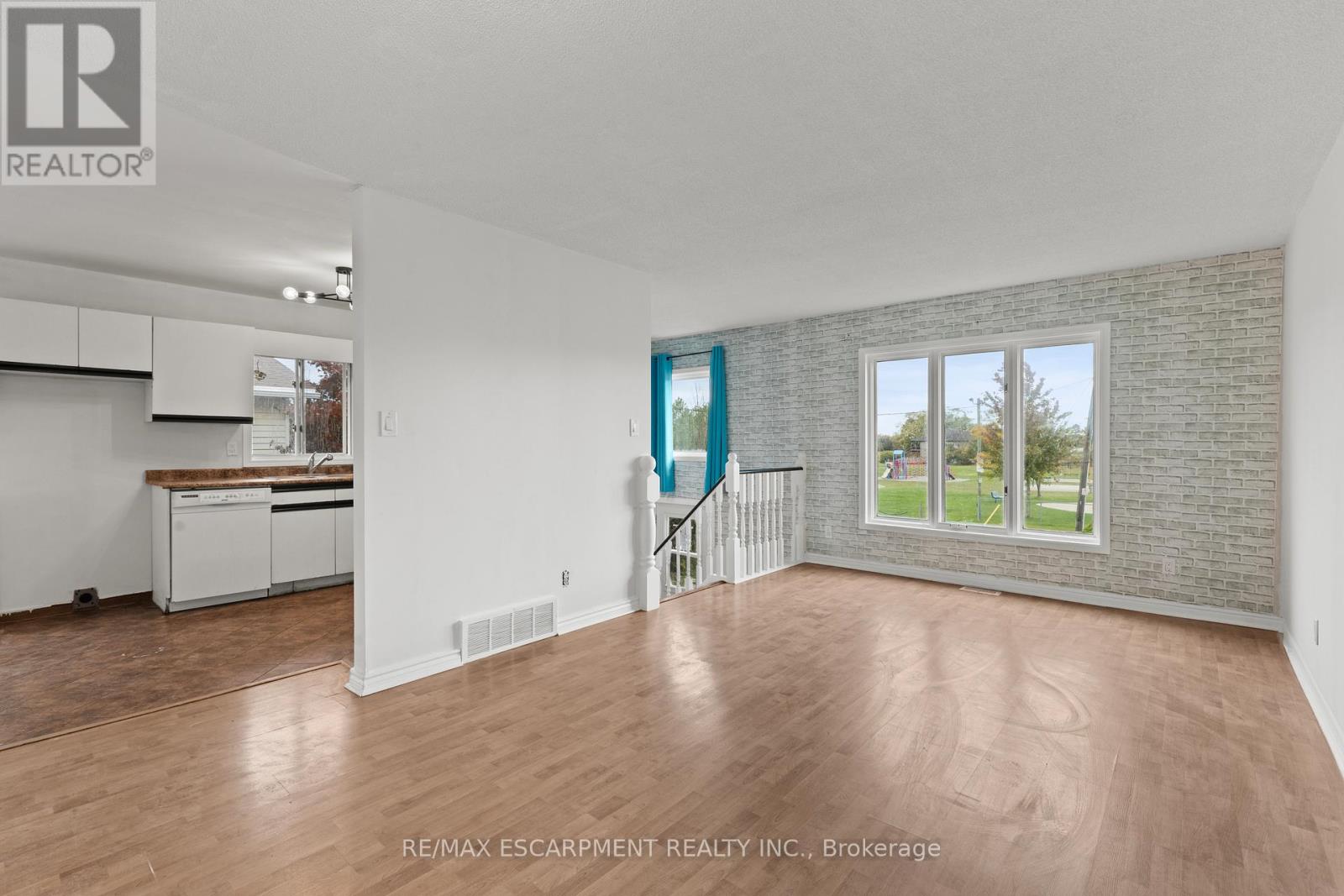 201 Ontario Street, Thorold, Ontario  L2V 1E3 - Photo 11 - X12476537