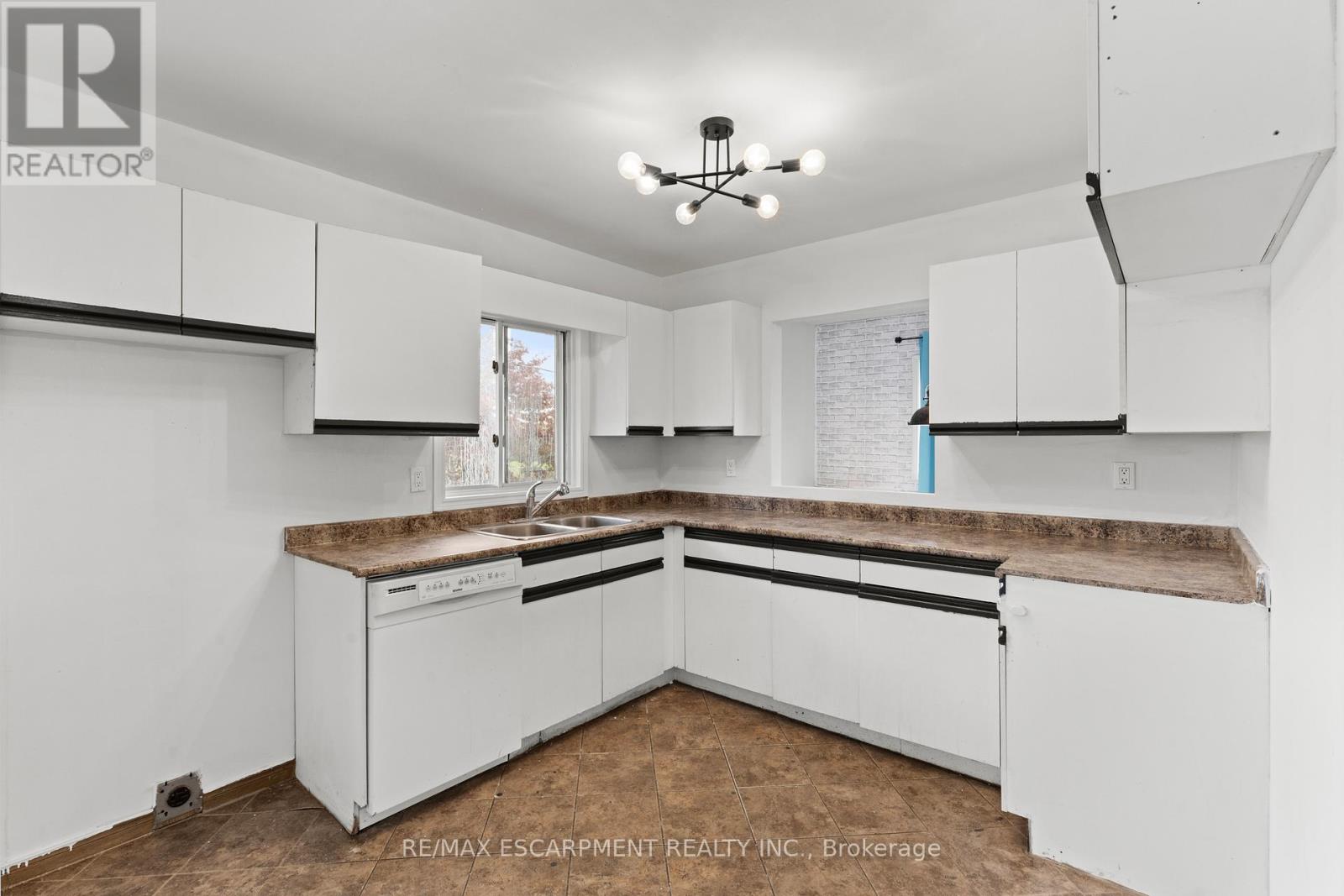 201 Ontario Street, Thorold, Ontario  L2V 1E3 - Photo 12 - X12476537