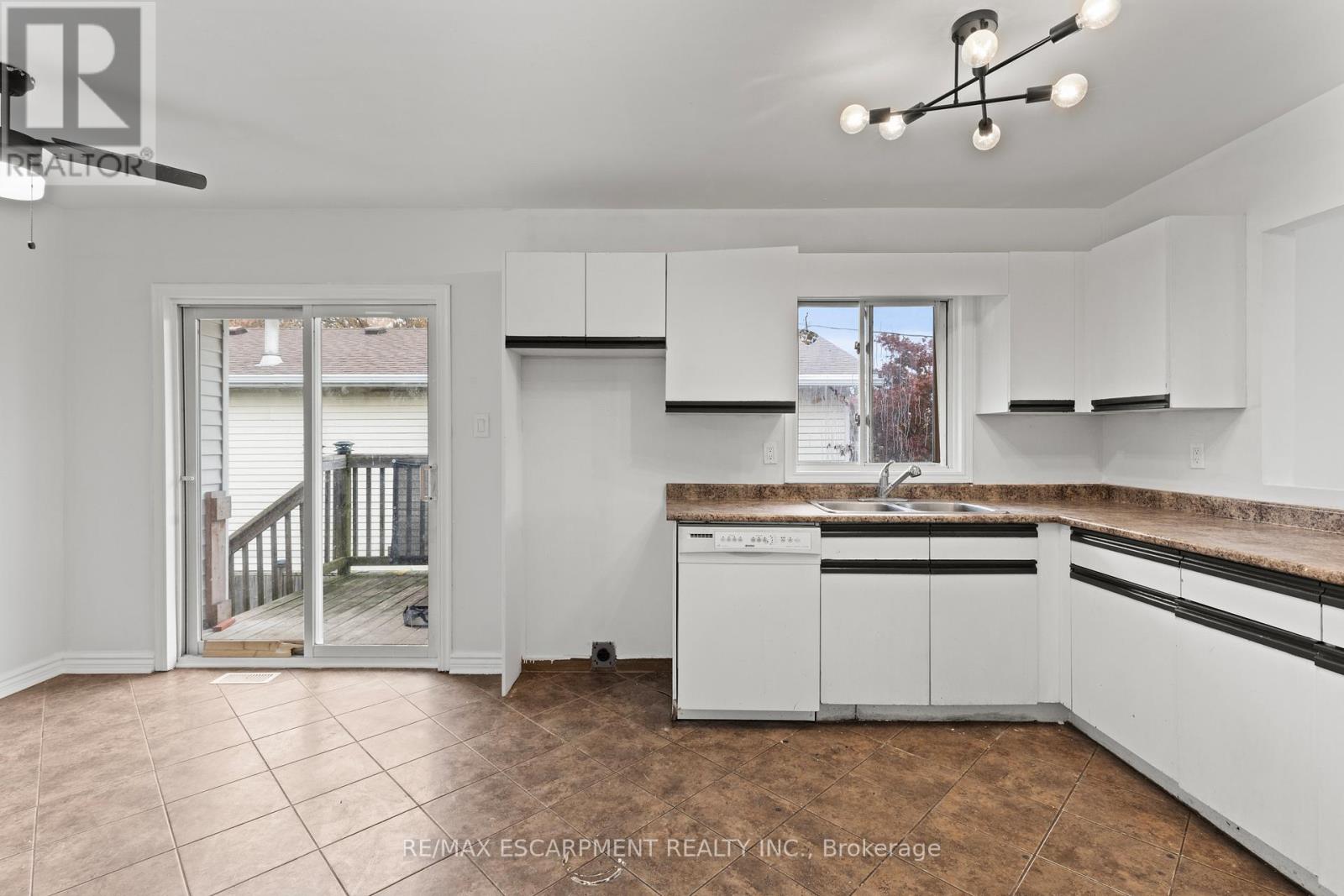 201 Ontario Street, Thorold, Ontario  L2V 1E3 - Photo 13 - X12476537
