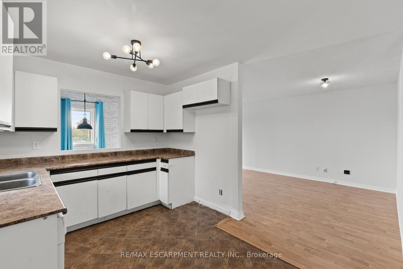 201 Ontario Street, Thorold, Ontario  L2V 1E3 - Photo 14 - X12476537