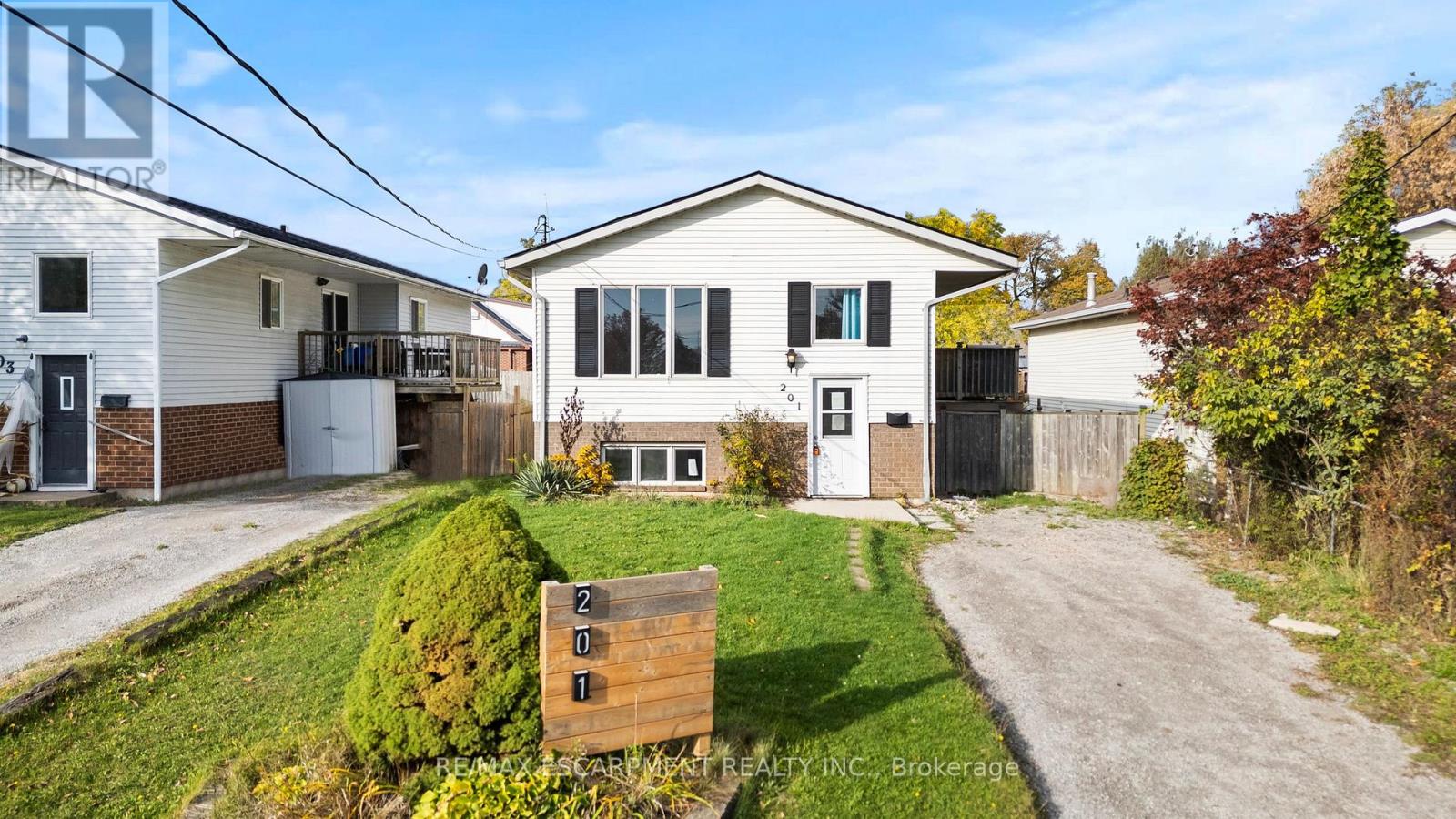 201 Ontario Street, Thorold, Ontario  L2V 1E3 - Photo 2 - X12476537
