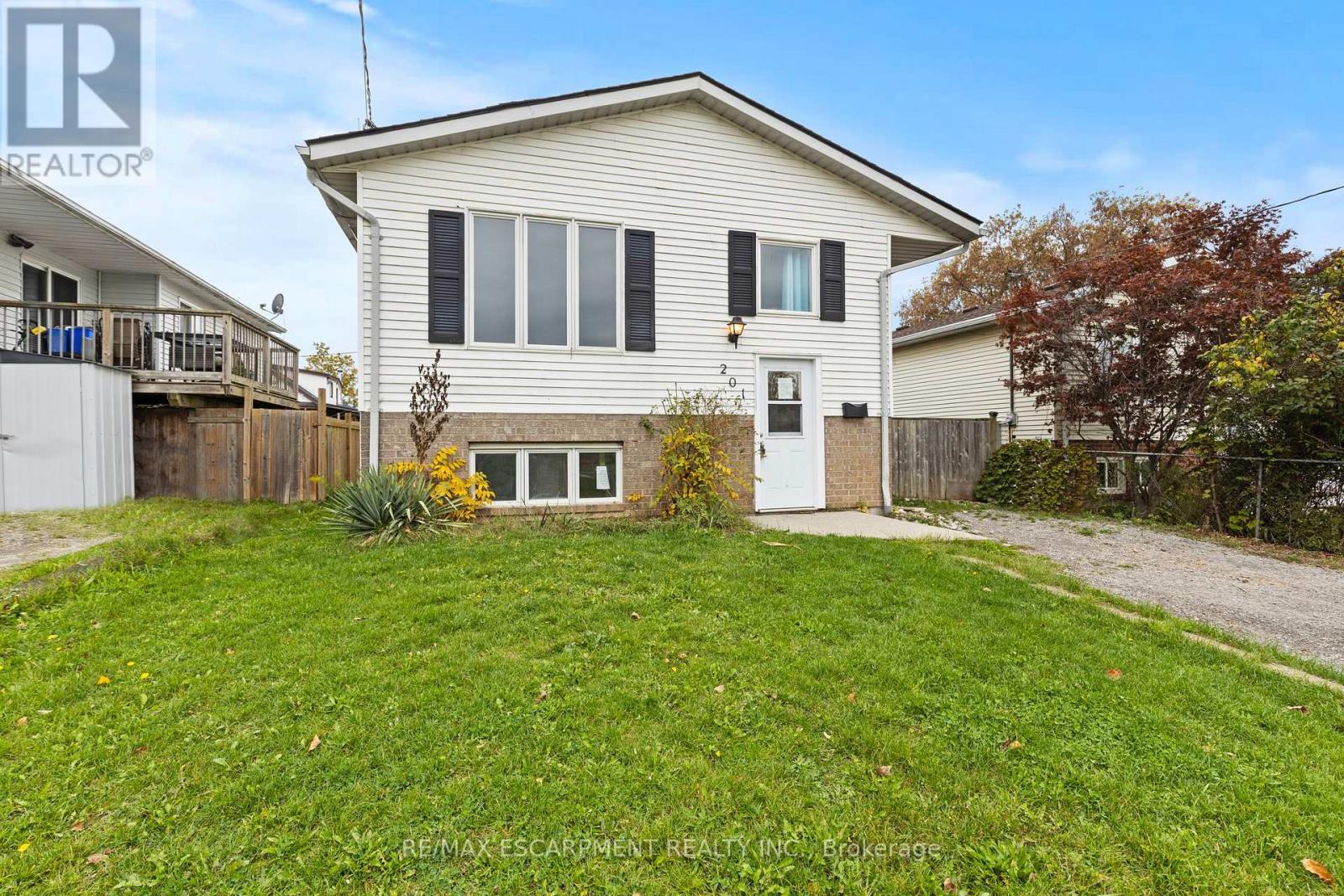 201 Ontario Street, Thorold, Ontario  L2V 1E3 - Photo 3 - X12476537