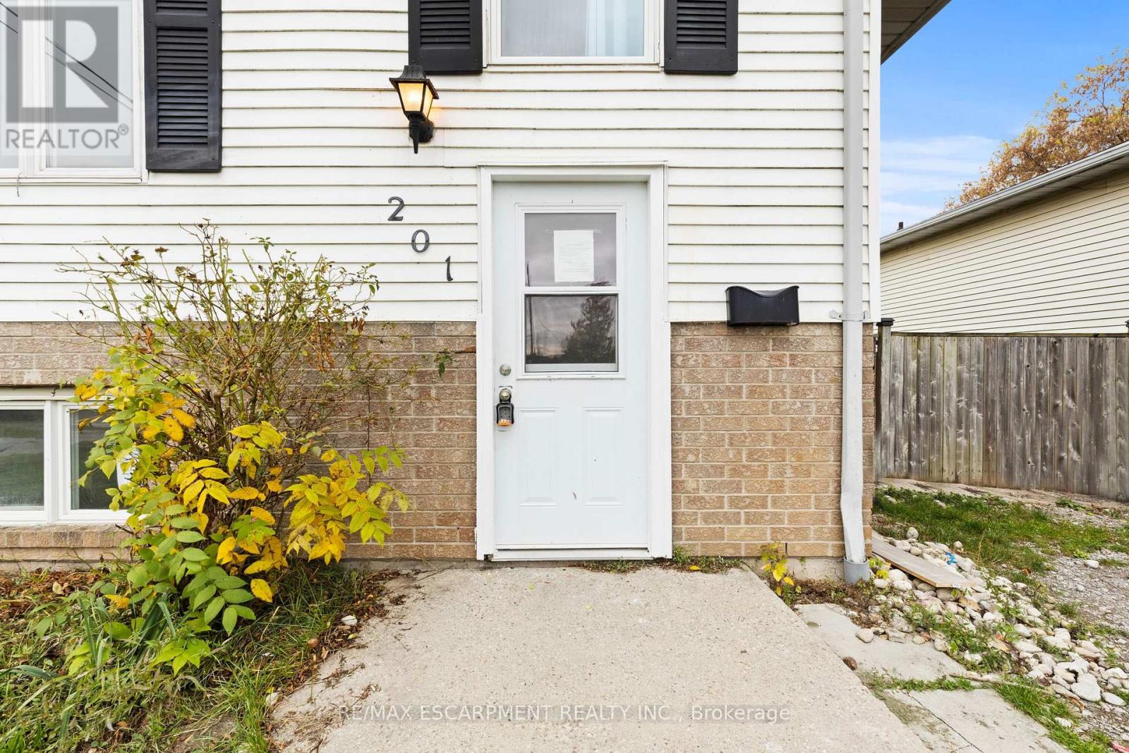 201 Ontario Street, Thorold, Ontario  L2V 1E3 - Photo 5 - X12476537