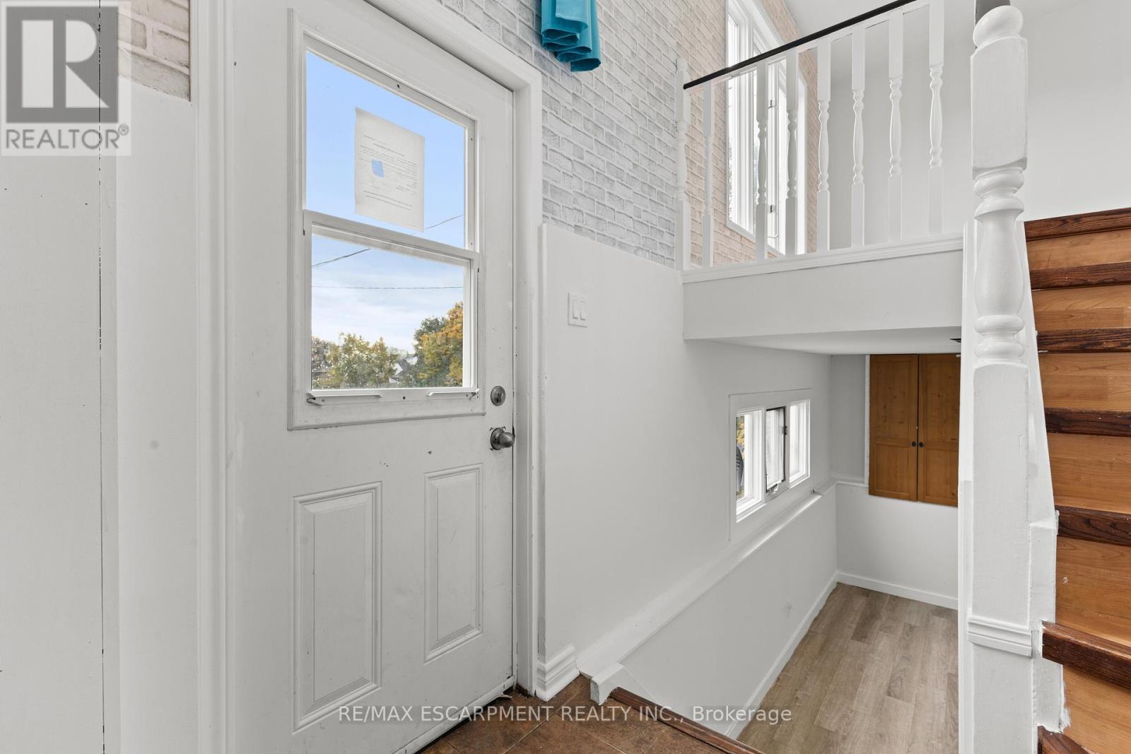 201 Ontario Street, Thorold, Ontario  L2V 1E3 - Photo 6 - X12476537
