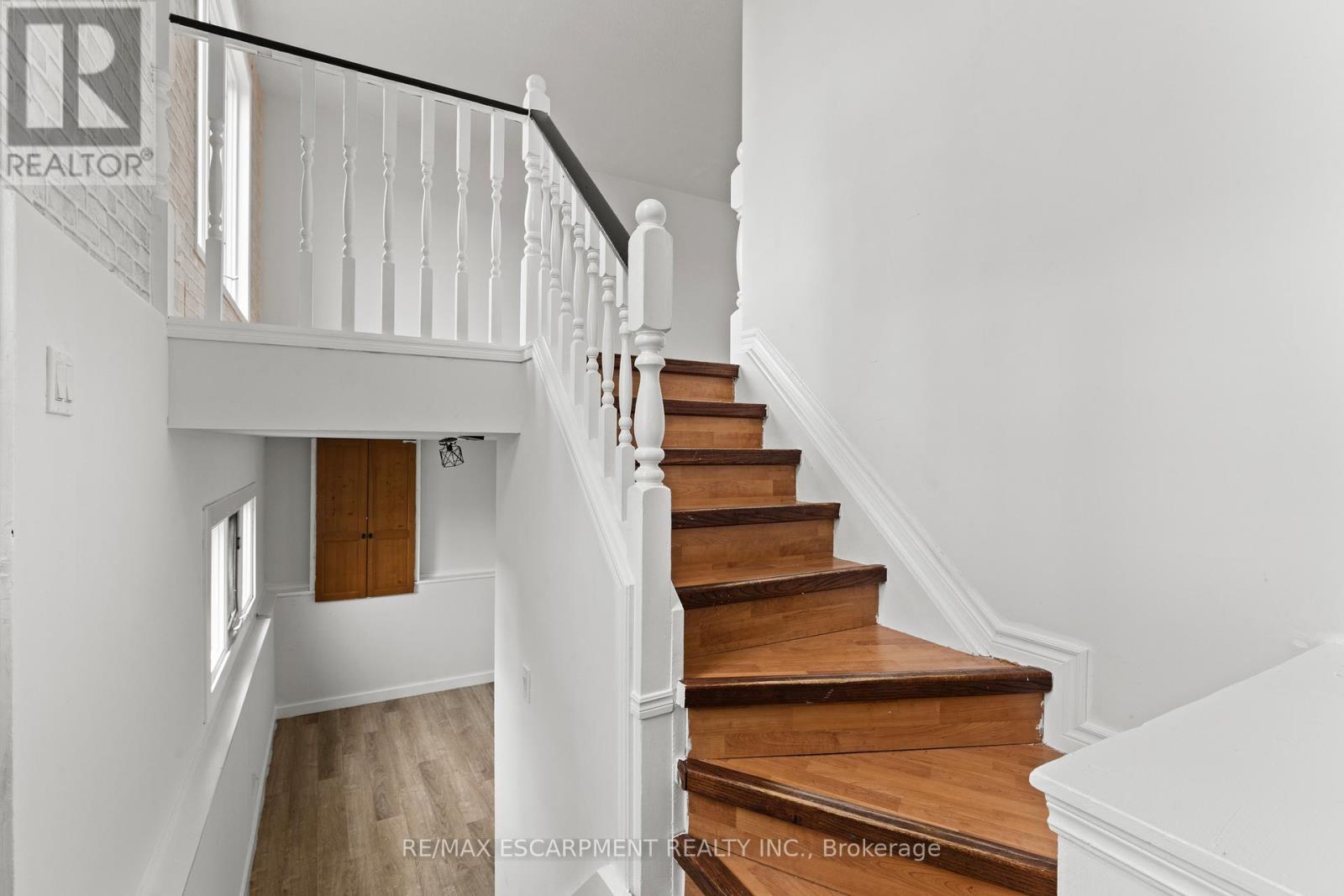 201 Ontario Street, Thorold, Ontario  L2V 1E3 - Photo 7 - X12476537