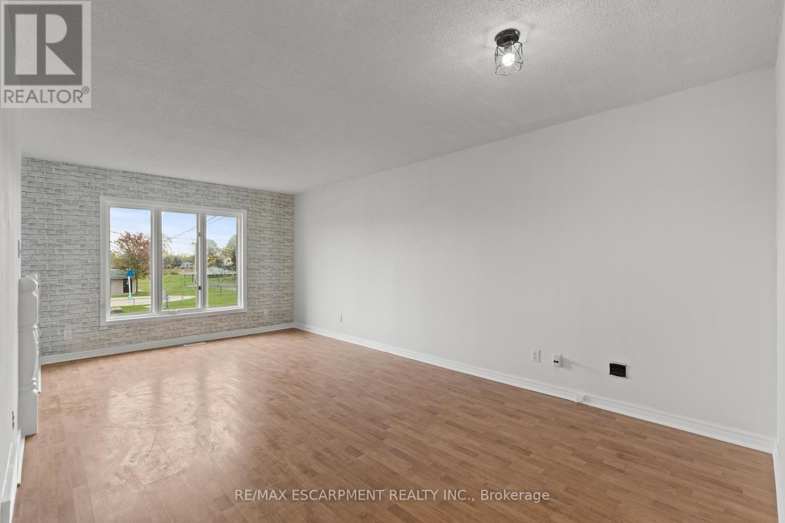 201 Ontario Street, Thorold, Ontario  L2V 1E3 - Photo 9 - X12476537