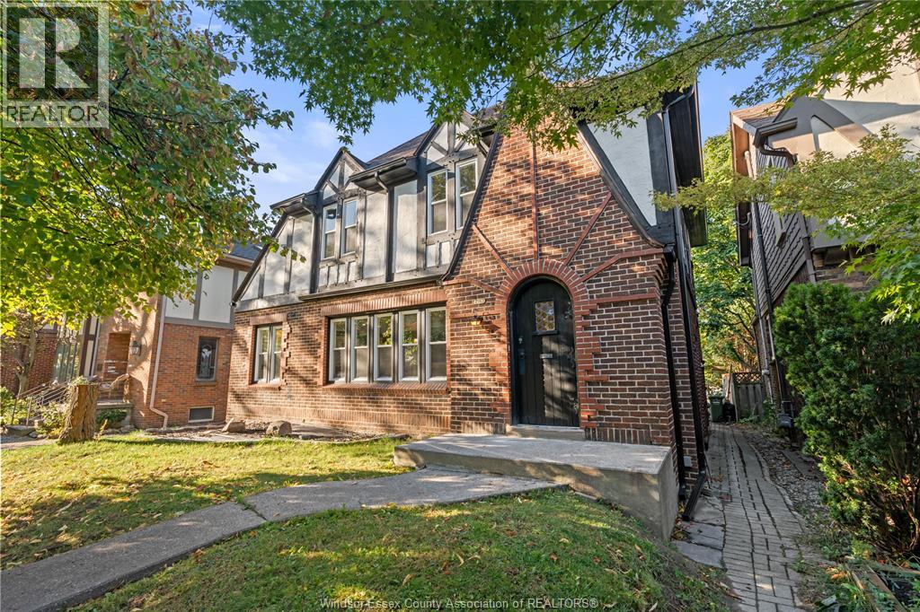 MLS# 25026699: 2163 VICTORIA, Windsor, Canada