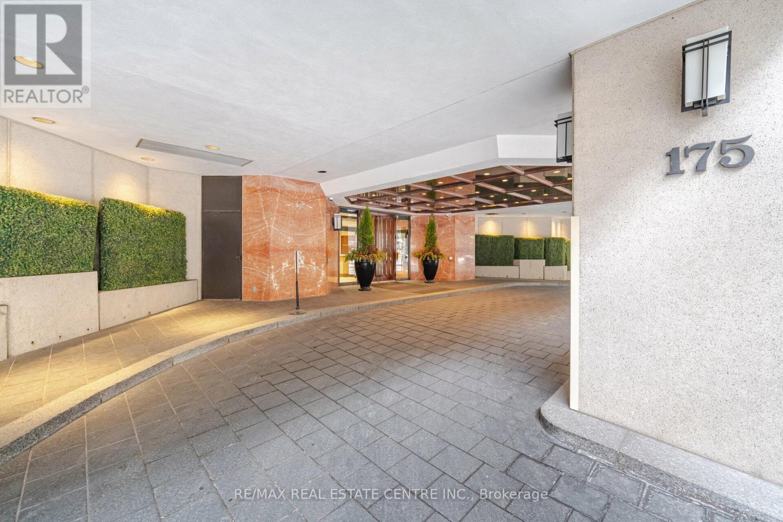 2201 - 175 Cumberland Street, Toronto, Ontario  M5R 3M9 - Photo 2 - C12476621