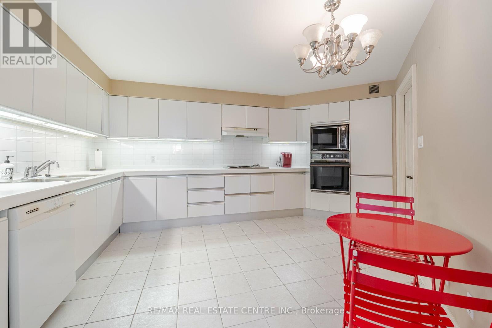 2201 - 175 Cumberland Street, Toronto, Ontario  M5R 3M9 - Photo 21 - C12476621