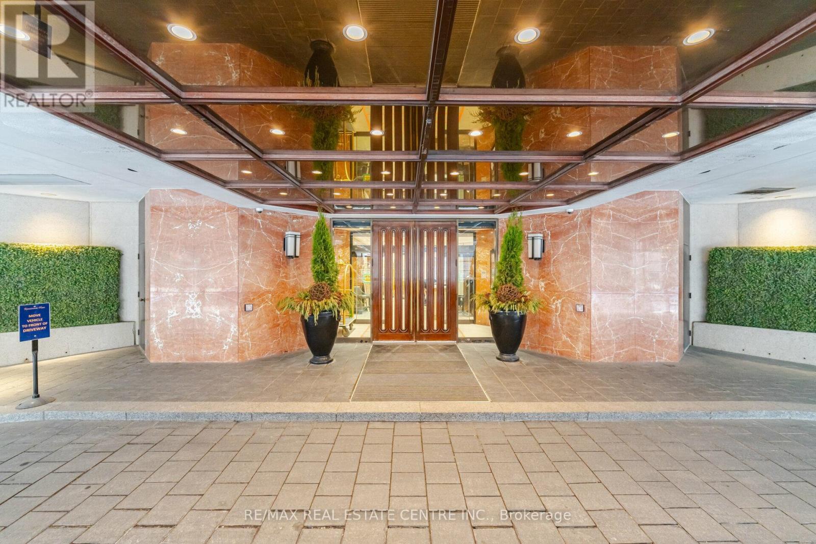 2201 - 175 Cumberland Street, Toronto, Ontario  M5R 3M9 - Photo 3 - C12476621