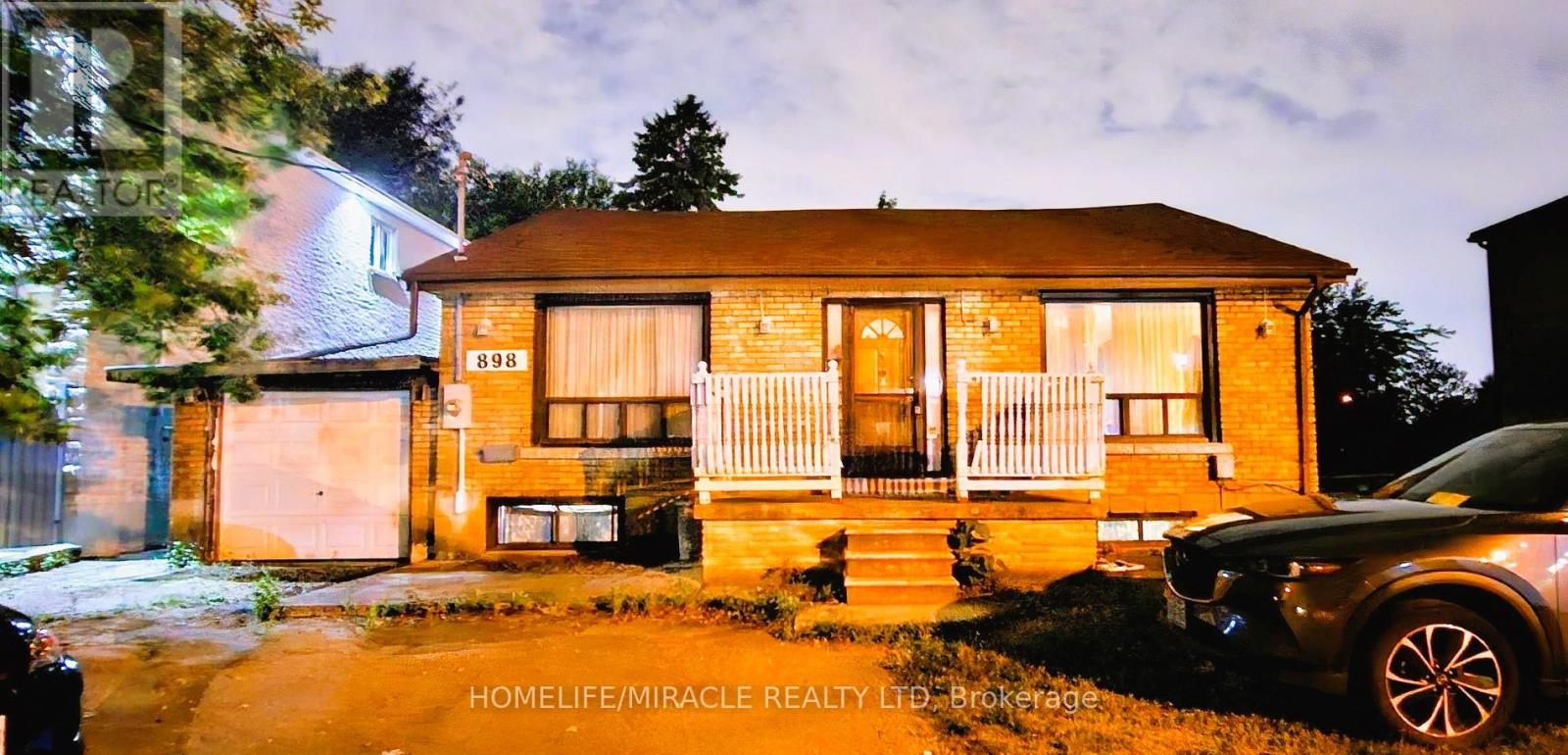 MAIN ROOM - 898 KENNEDY ROAD, Toronto, Ontario
