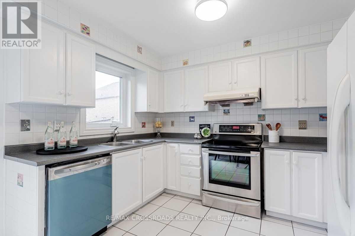 87 Woodriver Street, Richmond Hill, Ontario  L4S 1H6 - Photo 11 - N12476591