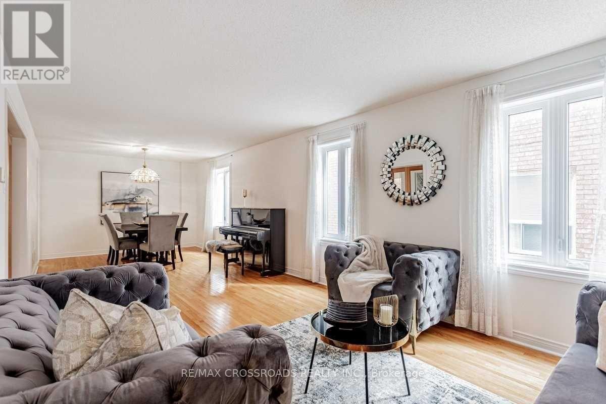 87 Woodriver Street, Richmond Hill, Ontario  L4S 1H6 - Photo 7 - N12476591
