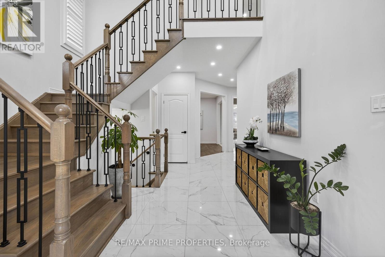 32 Frederick Taylor Way, East Gwillimbury, Ontario  L0G 1M0 - Photo 3 - N12476615