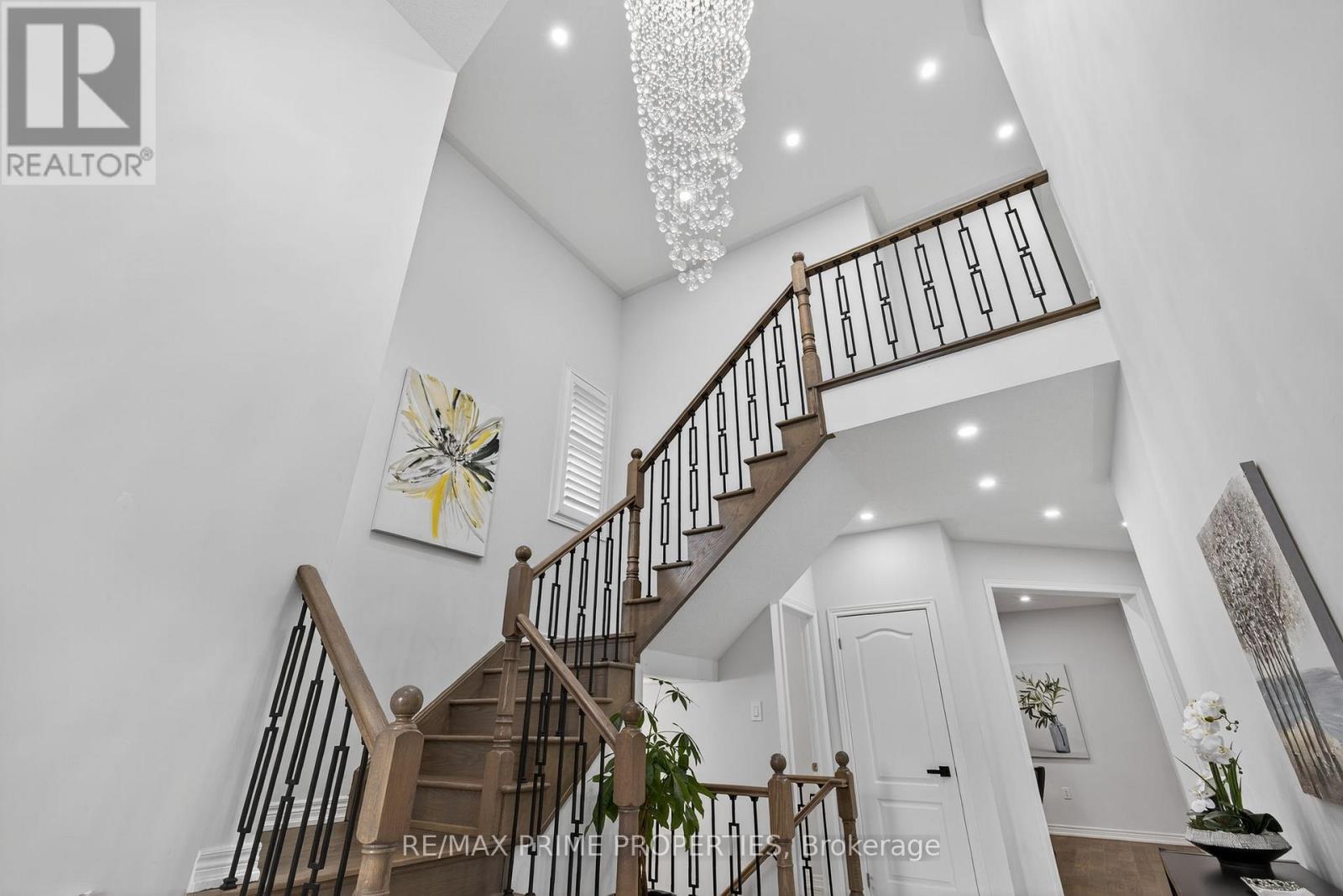 32 Frederick Taylor Way, East Gwillimbury, Ontario  L0G 1M0 - Photo 4 - N12476615