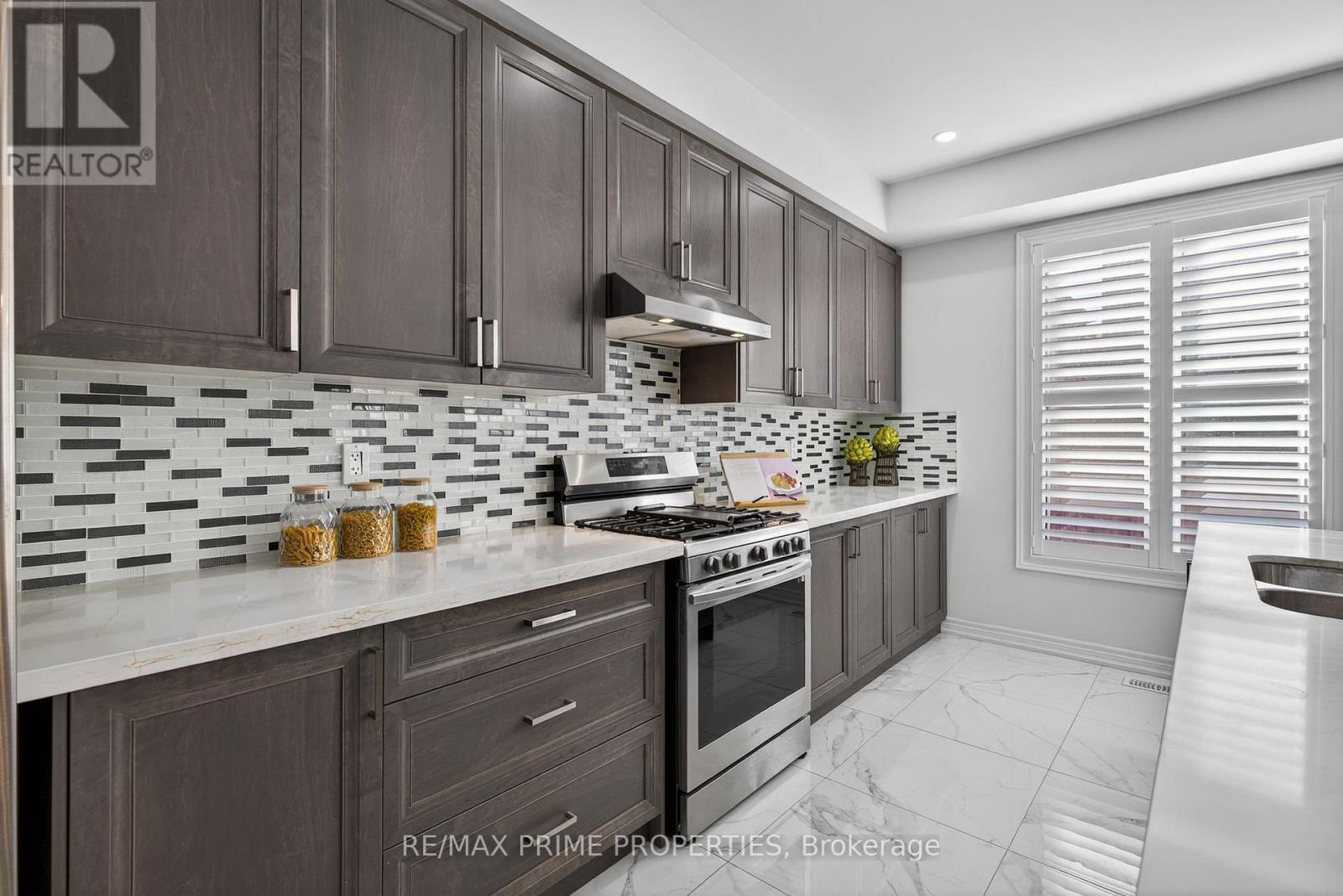 32 Frederick Taylor Way, East Gwillimbury, Ontario  L0G 1M0 - Photo 8 - N12476615