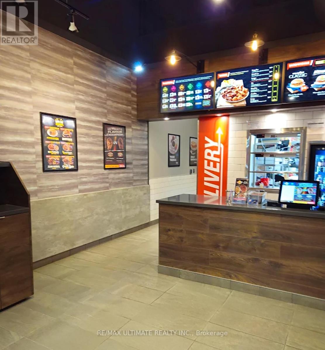 279 Yonge Street, Barrie, Ontario L4N 7T9 - Photo 2 - S12476611