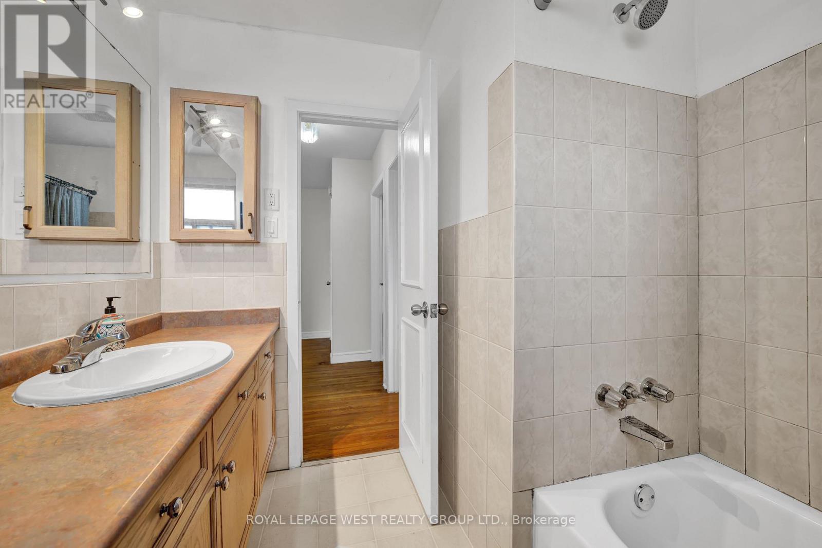 58 Frankton Crescent, Toronto, Ontario  M3J 1C1 - Photo 11 - W12476566