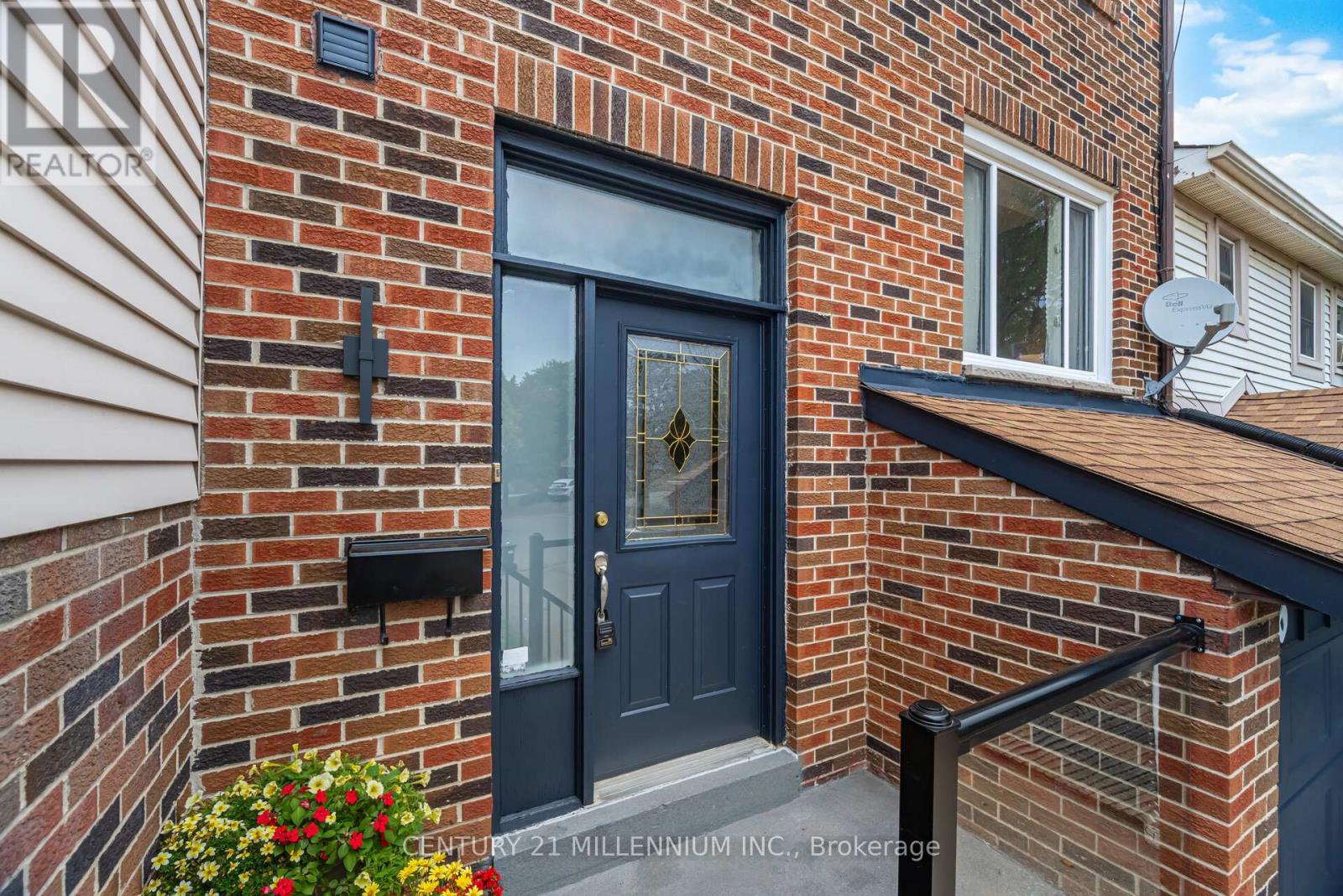 26 Sprucedale Court, Brampton, Ontario  L6Z 1G5 - Photo 4 - W12476569