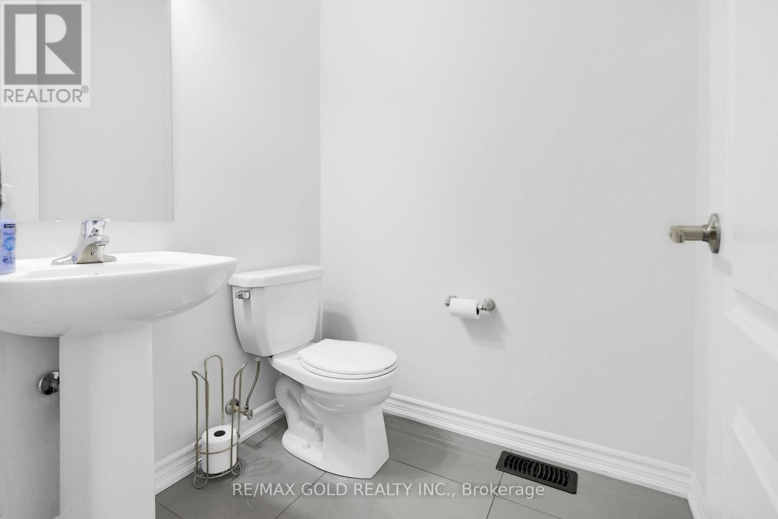 42 Valleybrook Crescent S, Caledon, Ontario  L7C 4C5 - Photo 5 - W12476604