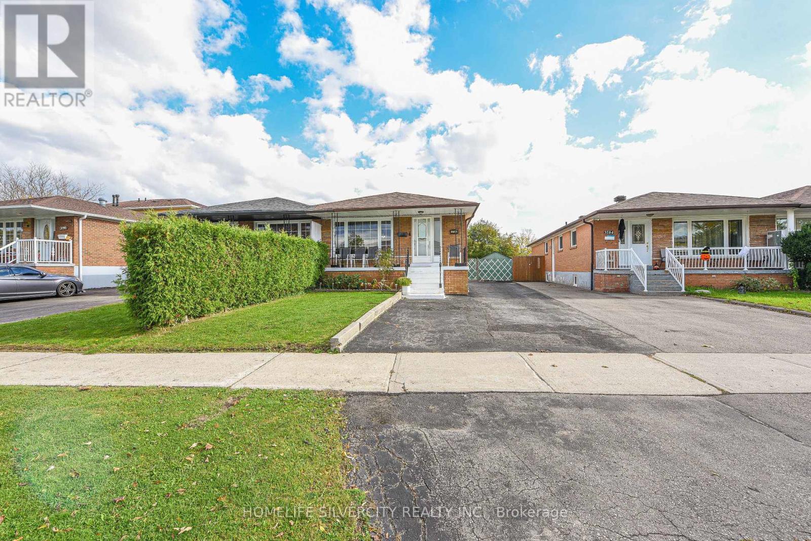 3786 Teeswater Road, Mississauga, Ontario  L4T 2A4 - Photo 4 - W12476606