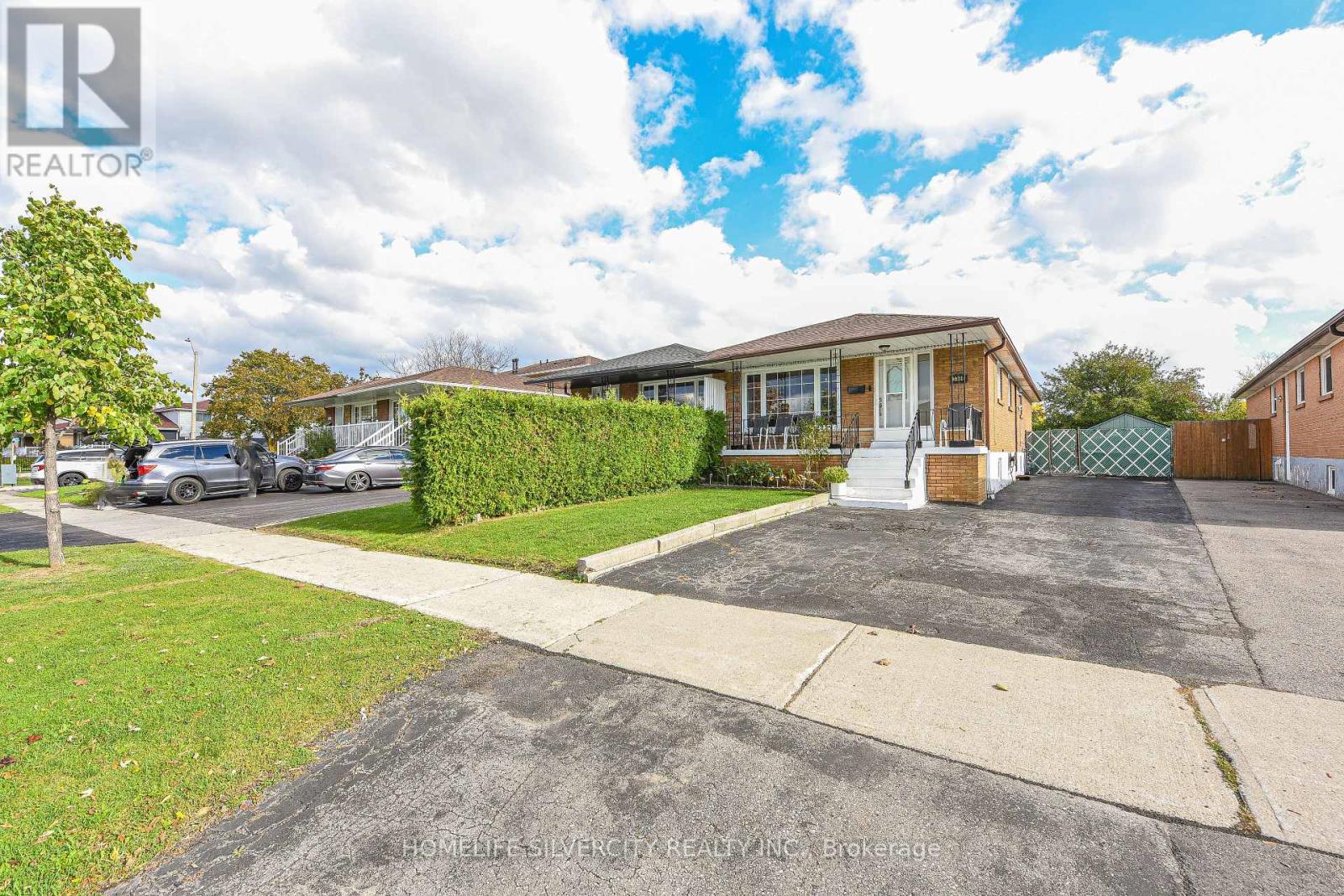 3786 Teeswater Road, Mississauga, Ontario  L4T 2A4 - Photo 5 - W12476606