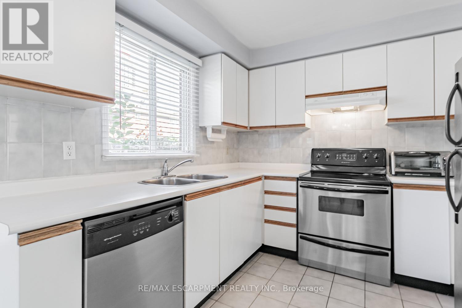 267 Macedonia Crescent, Mississauga, Ontario  L5B 3R9 - Photo 17 - W12476609