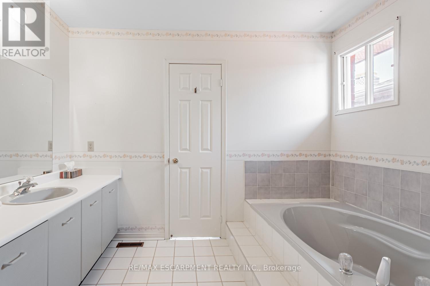 267 Macedonia Crescent, Mississauga, Ontario  L5B 3R9 - Photo 30 - W12476609