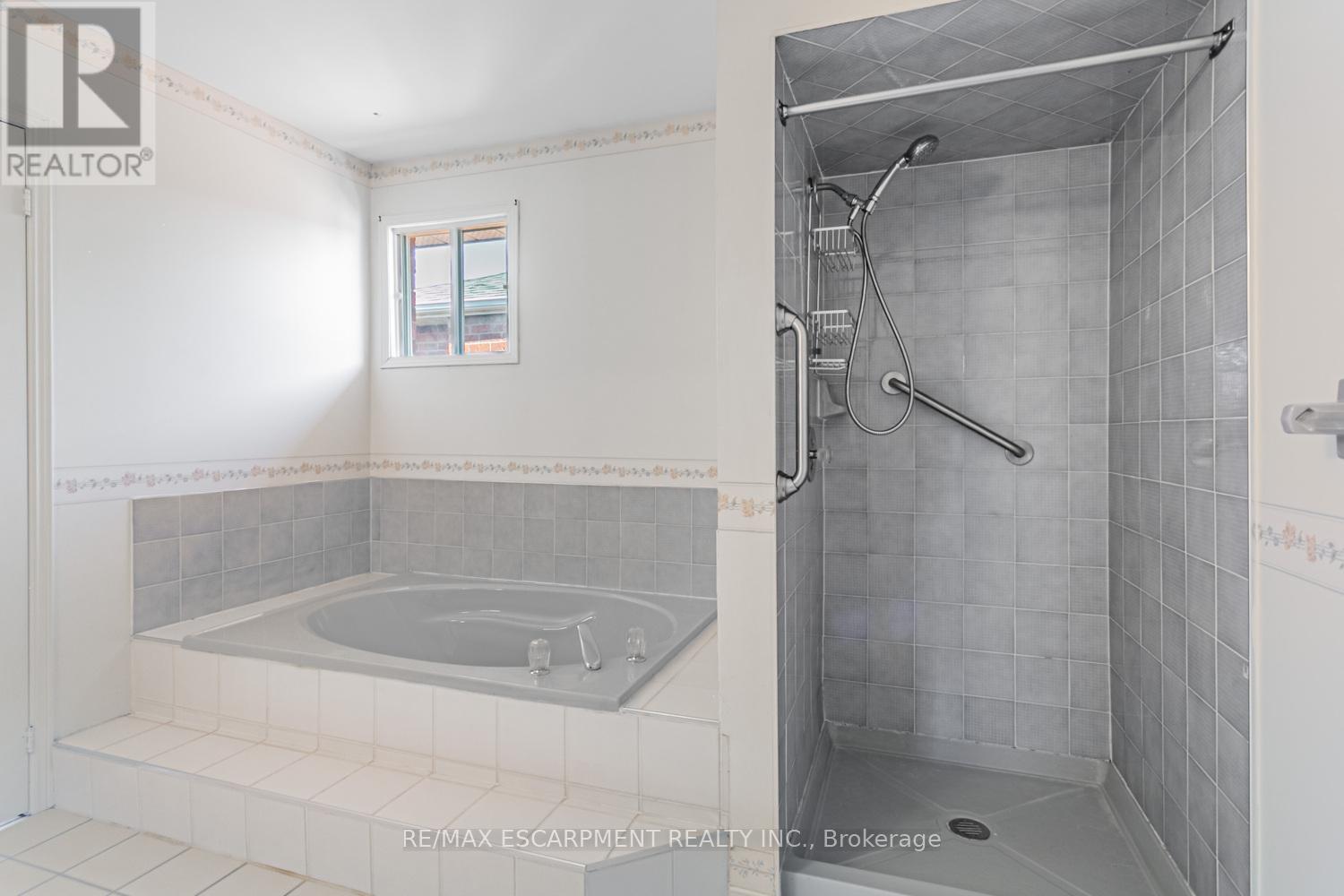 267 Macedonia Crescent, Mississauga, Ontario  L5B 3R9 - Photo 32 - W12476609