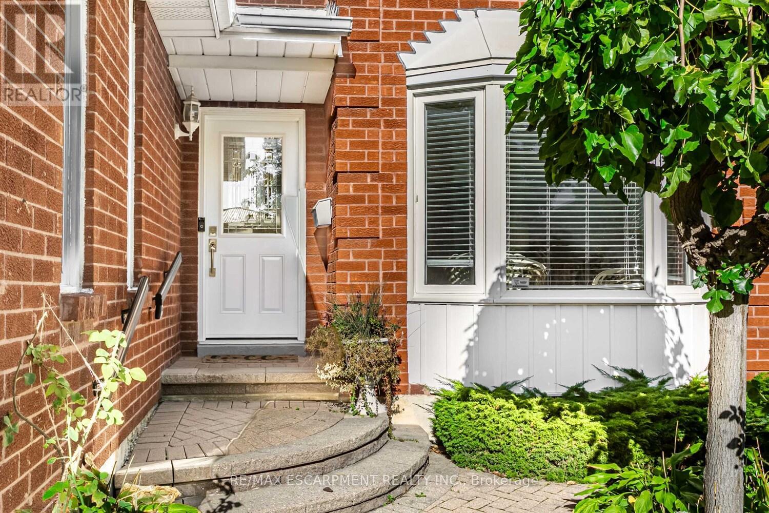 267 Macedonia Crescent, Mississauga, Ontario  L5B 3R9 - Photo 4 - W12476609