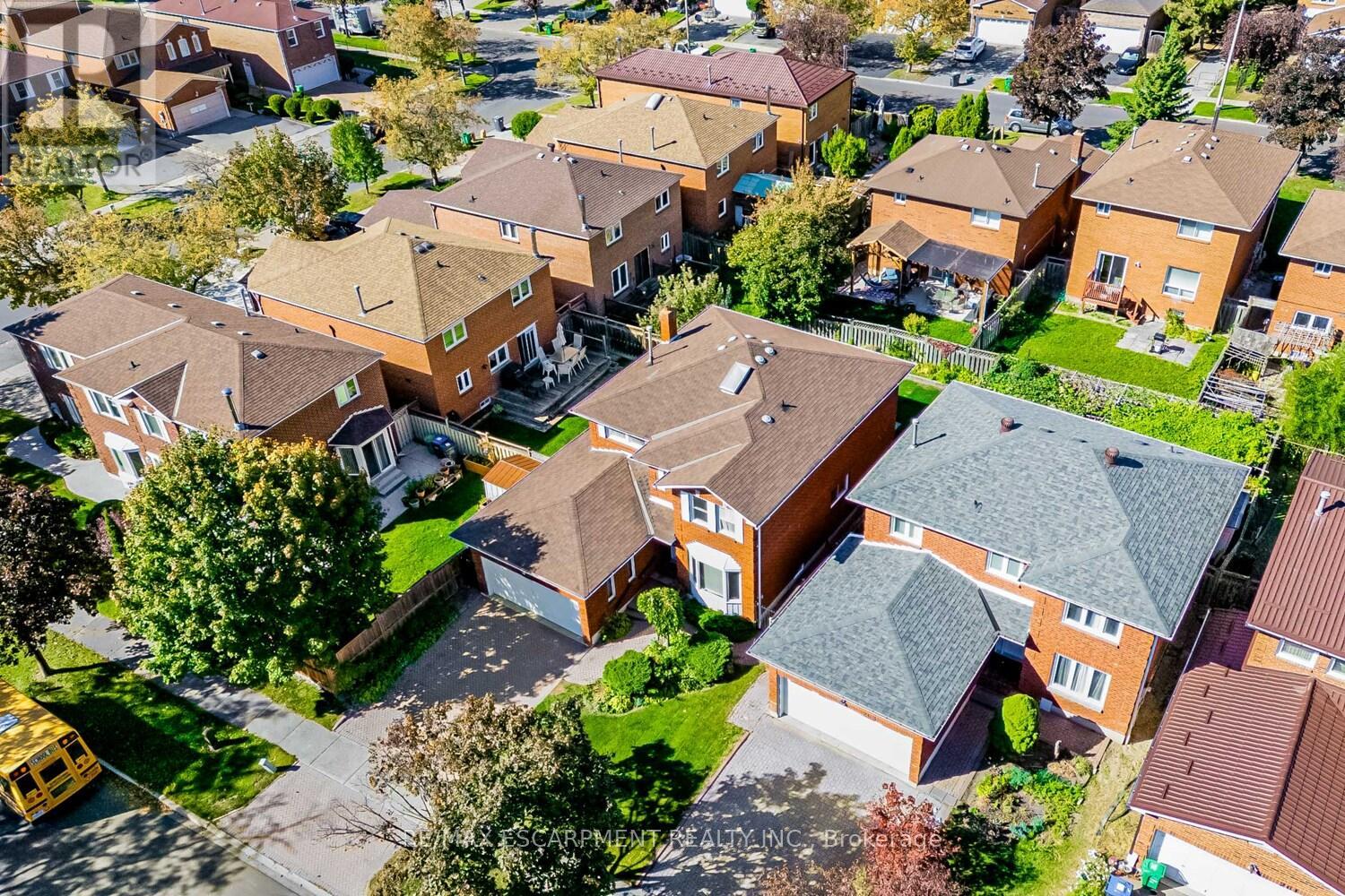 267 Macedonia Crescent, Mississauga, Ontario  L5B 3R9 - Photo 43 - W12476609