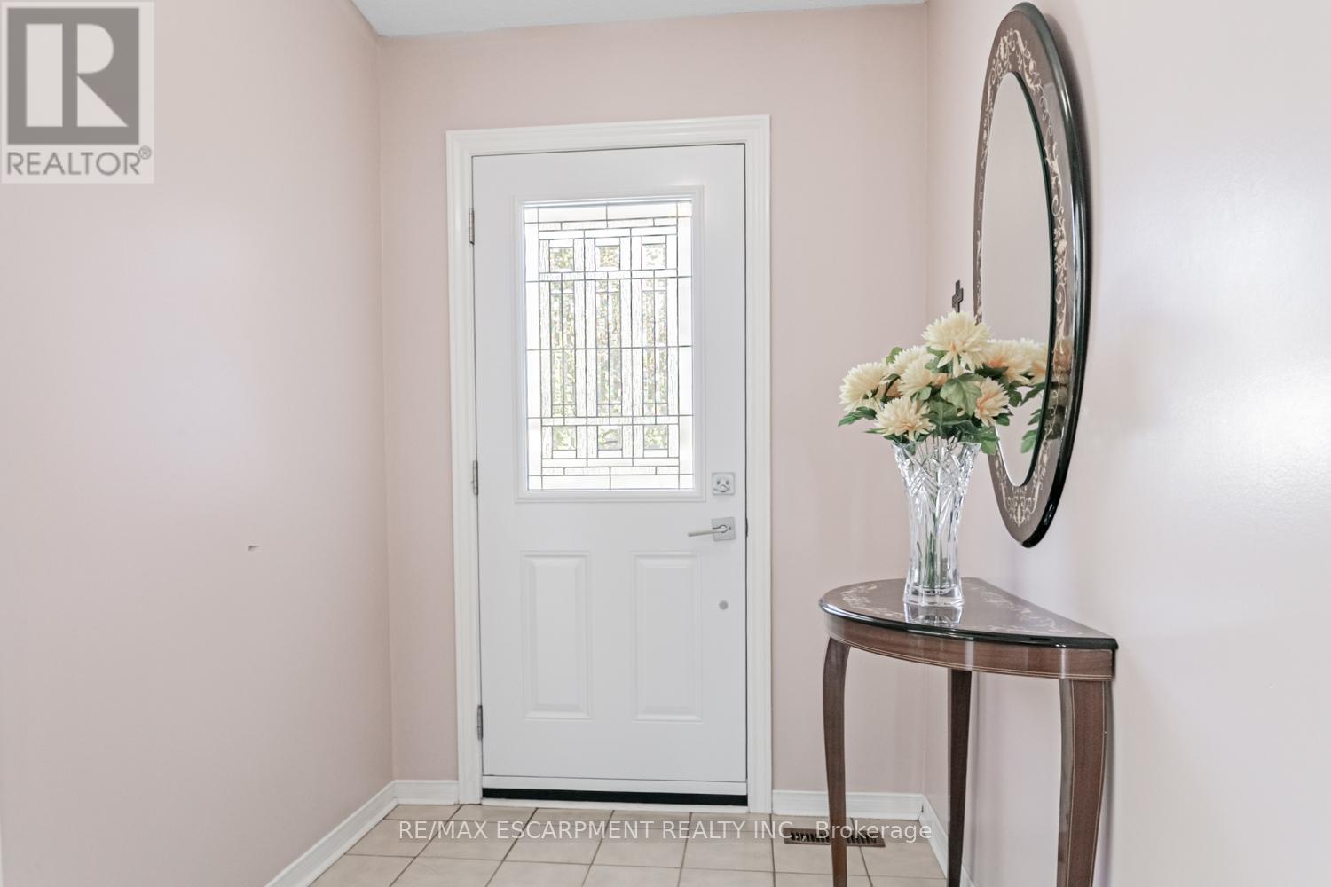 267 Macedonia Crescent, Mississauga, Ontario  L5B 3R9 - Photo 5 - W12476609