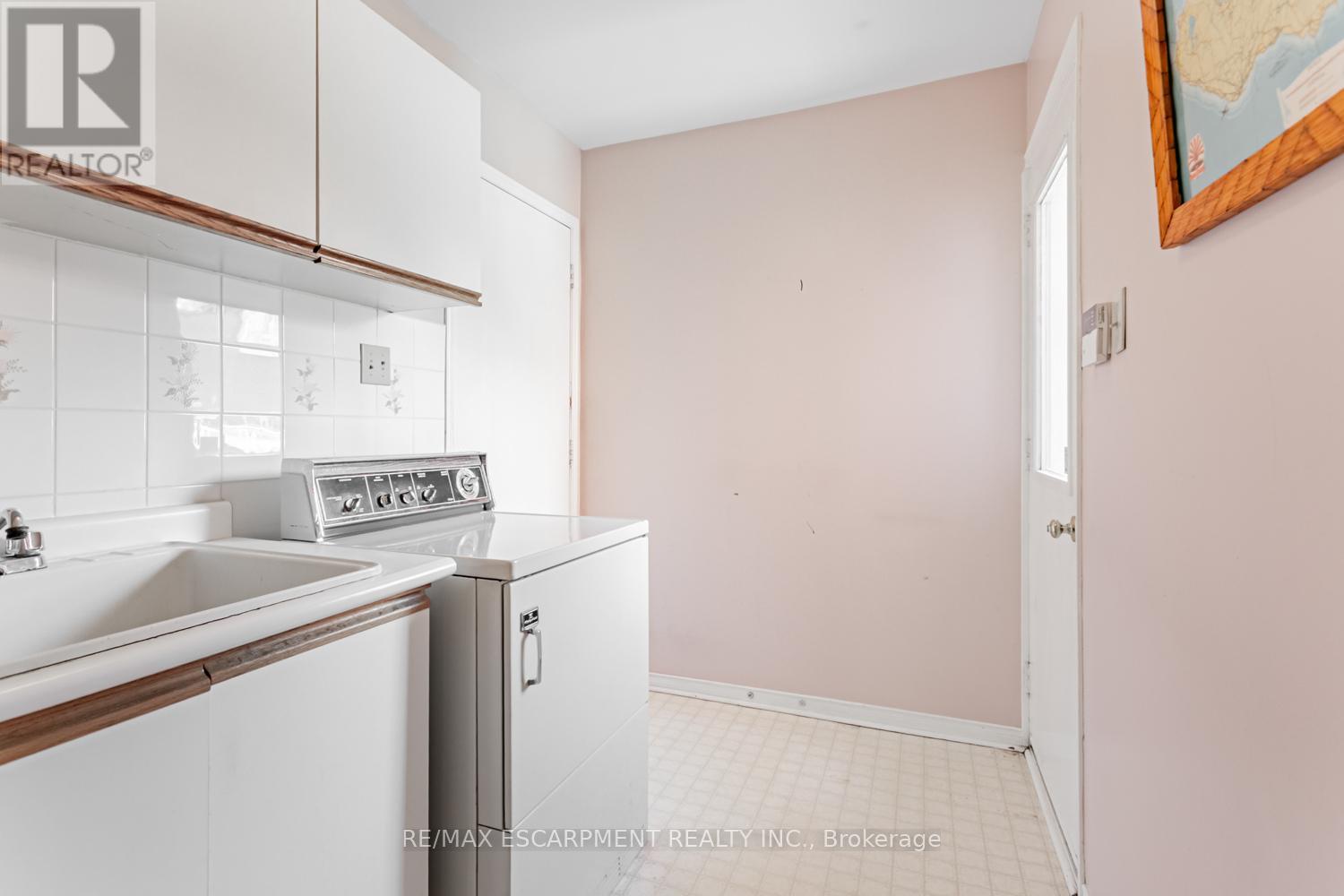 267 Macedonia Crescent, Mississauga, Ontario  L5B 3R9 - Photo 9 - W12476609